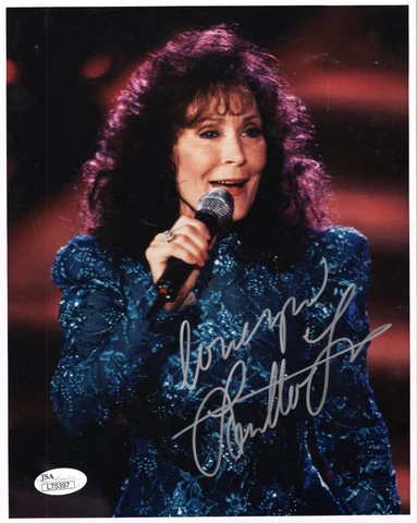 LORETTA LYNN HAND SIGNED 8x10 COLOR PHOTO      AMAZING IN CONCERT POSE       JSA Cover