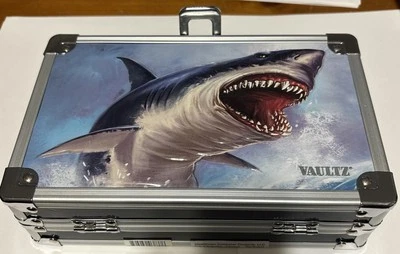  Caja de lápices de metal Great White Shark Vaultz bloqueo de llave 5"x 2.5"x 8 nueva con etiquetas Shark Week Foto 1 de 4