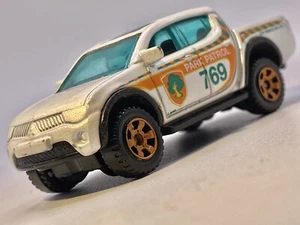 MATCHBOX🔥2008 CAMIONETA MITSUBISHI L200 TRITON - 1/64- - Imagen 1 de 8