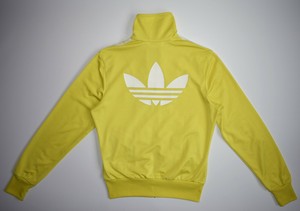 logo adidas amarillo