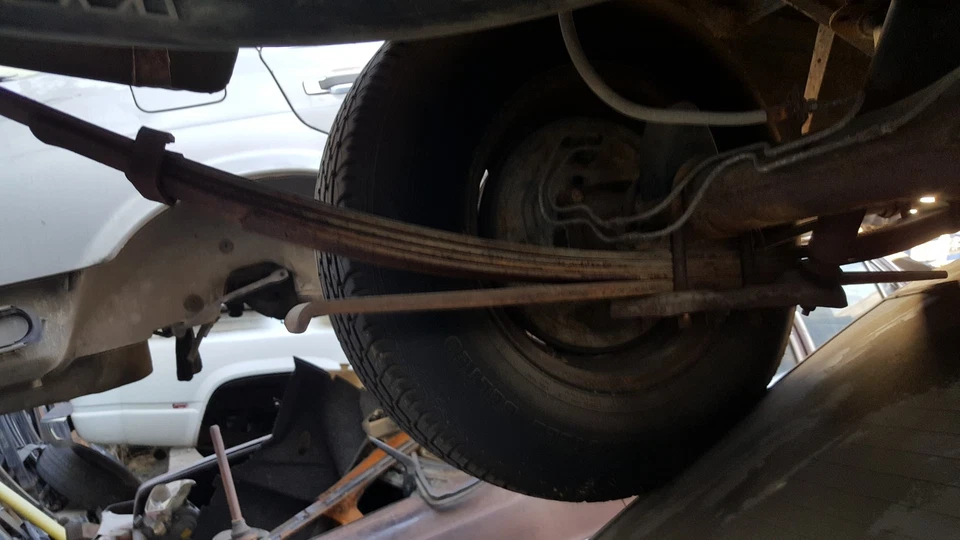 84 MAZDA B2000 PAR DE MUELLES DE HOJA TRASEROS 4X2 CAMA LARGA  Foto 1 de 4