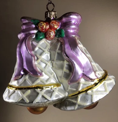 CHRISTOPHER RADKO Navidad CINTA ROSA CAMPANAS BLANCAS ADORNO DE VIDRIO 1996 Foto 1 de 4