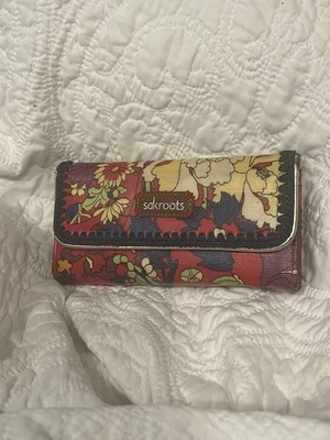Cartera Boho Sakroots Artist Circle Multicolor Roja Lona Recubierta Triple Pliegue Foto 1 de 4