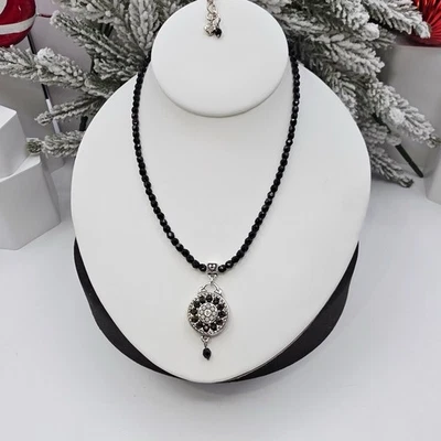 "Collar colgante de cuentas facetadas negras Brighton Jet Set tono plata 18""" Foto 1 de 4