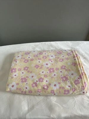 Sábana plana Pottery Barn Kids amarilla con flores rosadas blancas gemelas Foto 1 de 4