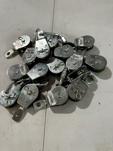 small pulley- swivel single pulley- 1 1/2in- (16 pulleys) - - Bild 1 von 3
