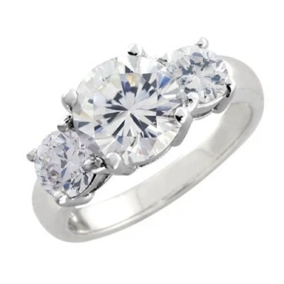 Anillo de compromiso de tres piedras de acero inoxidable con circonita cúbica Foto 1 de 3