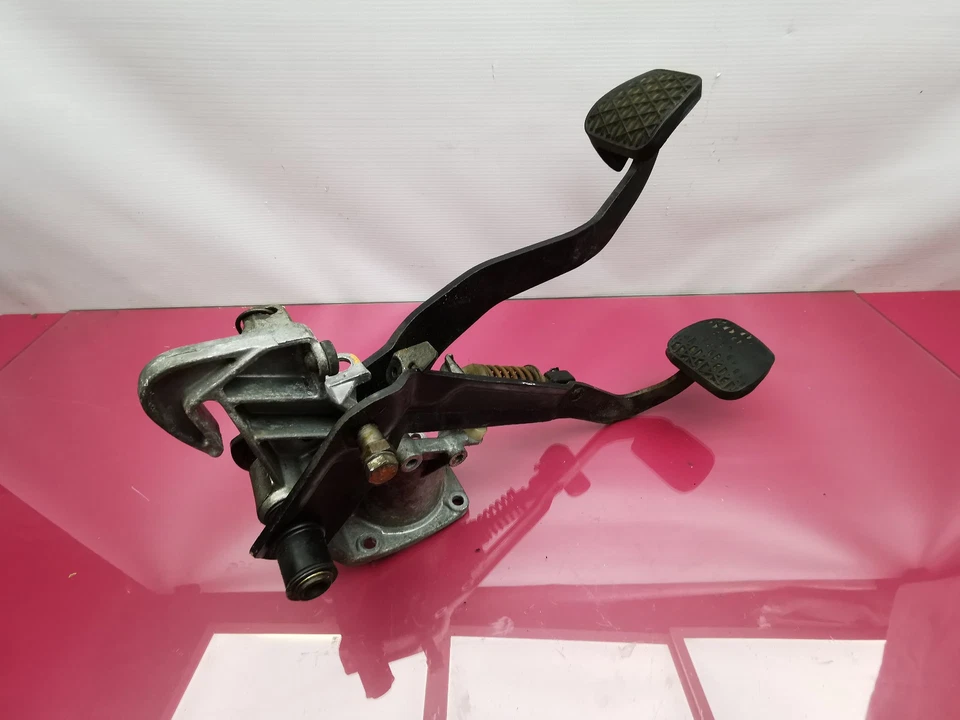 Pedales de freno de embrague Mercedes Benz W123 W126 300D 240D 230E 230CE TD Foto 1 de 4