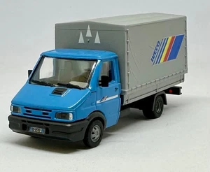 Iveco Daily scala 1:87 telonato elaborato su base Busch - Foto 1 di 3