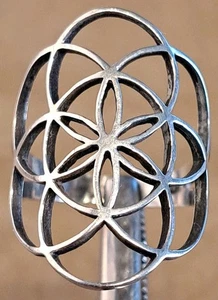 Anillo de plata esterlina hecho a mano con círculos de copo de nieve banda ancha cónica talla 7,75 - Imagen 1 de 7