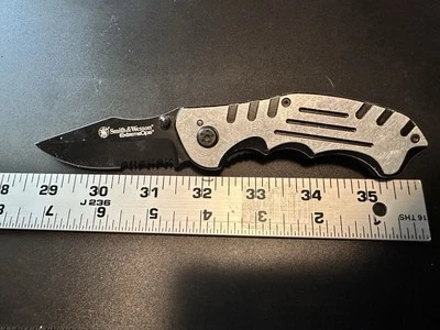 Smith And Wesson Extreme Ops Knives Both SWA18 - Image 1 of 4