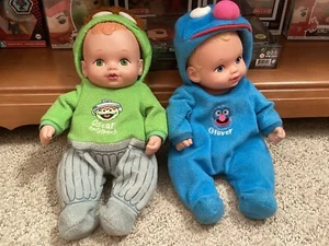 Set di 2 - Bambola Lauer Water Babies - Sesame Street Oscar The Grouch & Grover - Foto 1 di 9