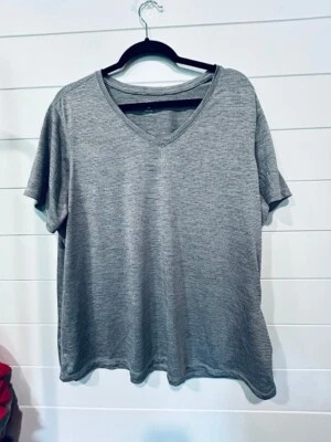 Camisa para mujer Athletic Works talla XXXL (22) gris negra a rayas cuello en V manga corta Foto 1 de 3