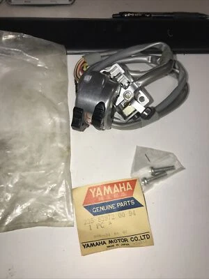 INTERRUPTOR IZQUIERDO XS1 650 R5 R3 350 DS7 250 DS6 CS5 OEM YAMAHA 235-83972-00-94 NUEVO Foto 1 de 4