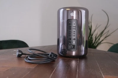 Apple Mac Pro (Ende 2013) – 3,7 GHz Quad‐Core • 12 GB RAM FirePro D300 Sehr Gut - Bild 1 von 3