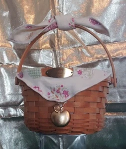 Longaberger Woven Memories Basket 2002 SIGNIERT, Stoffeinlage, Goldapfel Anhänger - Bild 1 von 9