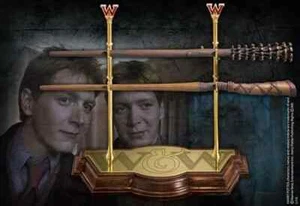 NEU HARRY POTTER NOBLE COLLECTION FRED UND GEORGE WEASLEY PROP REPLIKAT ZAUBERSTAB SET - Bild 1 von 2