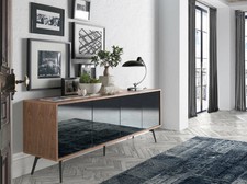 CREDENZA IN LEGNO DI NOCE E ANTE IN VETRO A SPECCHIO NERO