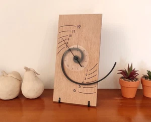 Reloj de escritorio de madera en espiral único, novedad, avanzado, diseño artístico, alfa, regalo para hombre - Imagen 1 de 7