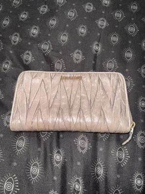 Bolsa carteira longa com zíper redondo MIU MIU logotipo matelassê couro bege rosa Japão - Imagem 1 de 4