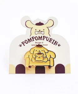Personajes Sanrio x BOTÓN Y GEMELOS Pins Pompompurin Sofá JP Limited Original - Imagen 1 de 12