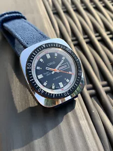 Orologio subacqueo uomo vintage Oris doppia data quadrante blu stantio svizzero - Foto 1 di 12
