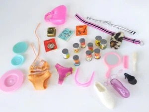 Lote De Colección Accesorios Muñeca Barbie 30 Zapatos Libro de Comida Gafas de Sol Cepillo Años 60 70 Años 80 - Imagen 1 de 6