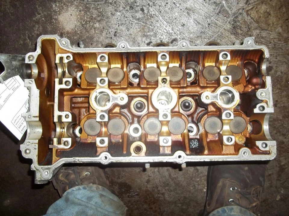 Used Left Engine Cylinder Head fits: 2001 Mazda Mazda 626 6 cylinder L. front Le Foto 1 de 4