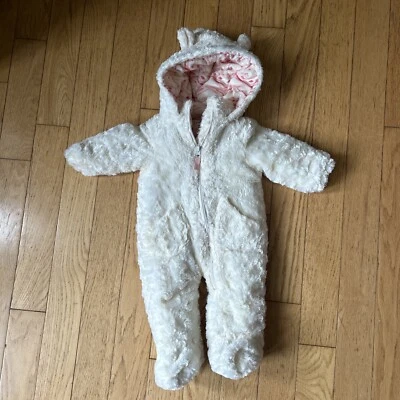 JESSICA SIMPSON BEBÉ CREMA IMITACIÓN PIEL COCHECITO TRAJE DE NIEVE 3-6 mos SUAVE Excelente Estado. Foto 1 de 4