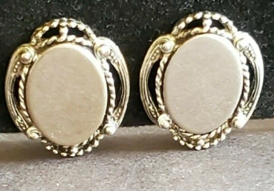 Vintage Signed STAR Brand Silver Tone Oval Filigree Screw Back Earrings Jewelry - Image 1 of 4