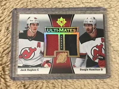 Tarjeta de camiseta doble 22-23 Ultimate Jack Hughes/Dougie Hamilton Foto 1 de 2