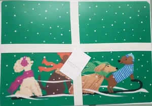 2er Set Vinyl mit Schaumstoffrücken Tischsets (12x18") WEIHNACHTEN, WINTERHUNDE AUF GRÜN, SM - Bild 1 von 13