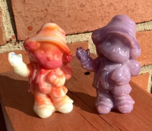 2 estatuillas vintage de payaso de Freddie el Hobo de vidrio de escoria Boyd púrpura y naranja -s5a - Imagen 1 de 3