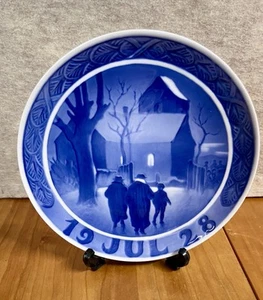 1928 ROYAL COPENHAGEN WEIHNACHTEN CHRISTMAS PLATE FAMILY CHURCH GERMAN - Picture 1 of 3