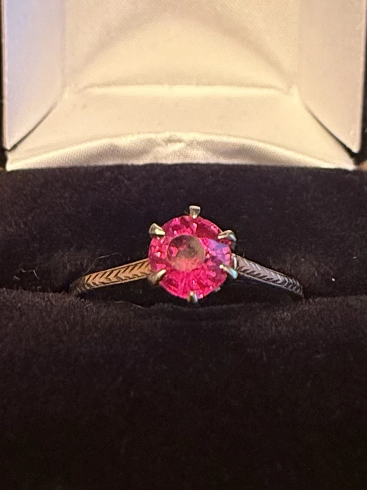 Anillo de compromiso solitario vintage de oro blanco y espinela roja de 14k Foto 1 de 4