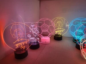 LAMPADA IN PLEXIGLASS REGALO FESTA NAPOLI PALLONE MARADONA  PERSONA LUCE LED RGB - Imagen 1 de 1