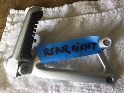 Apoio para os pés traseiro direito Ducati ST2 ST3 ST4 ST4S FABRICANTE DE EQUIPAMENTO ORIGINAL. - Imagem 1 de 3