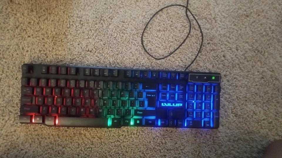 teclado gaming profesional, ilumina color arco iris, y muy clicky, Foto 1 de 1