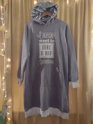 Sudadera con Capucha para Dormir Lazy One De Gran Tamaño Gris Y Crema Agujeros para Pulgar Bolsillo Canguro  Foto 1 de 4