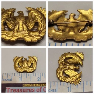 Vintage WWII US Miltary Eagle Wreath Pin & Clasp Lapel Hat Badge Insignia Brass - Picture 1 of 6