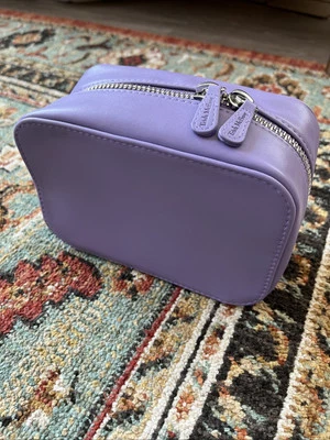 Trish McEvoy | Bolso limitado de cosméticos planificador de maquillaje de cuero vegano púrpura Foto 1 de 4