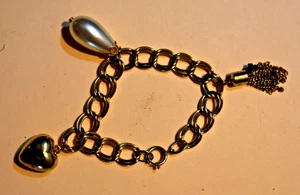 PULSERA VINTAGE, METAL CORAZÓN ENCANTO (3) COLOR ORO (7,50" Largo) Usada - Imagen 1 de 3