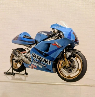 Suzuki RGVΓ 1/12 Plastic Model Bike Finished Collectible Not specified - Image 1 of 4