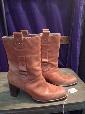 BOTA DE COURO AEROSSÓIS FEMININA PANTURRILHA MÉDIA BIQUEIRA QUADRADA SALTO ALTO TAMANHO 6M MARROM-BOM - Imagem 1 de 4