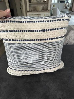 Travesseiro quadrado tecido azul e branco DKNY - Imagem 1 de 4