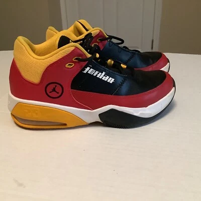 Zapatillas bajas Air Jordan Max Aura 3 SE talla 6Y negras rojas doradas con cordones Foto 1 de 4