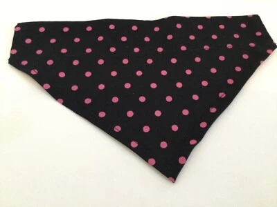 Bandana rosa a lunares sobre negro mediana sobre el cuello accesorio para mascotas para perros Foto 1 de 3