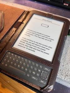 Amazon Kindle Keyboard D00901 3. Generation 4GB, 6 Zoll mit Hülle - Ersatzteile oder Teil - Bild 1 von 6