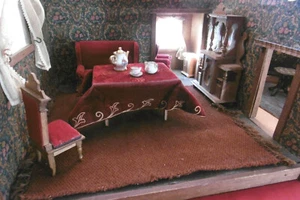 APPT 2 PIÈCES PLUS ALCÔVE ET WC - MAISON DE POUPÉE ANCIENNE EN BOIS 66 x 38 cm - Picture 1 of 12