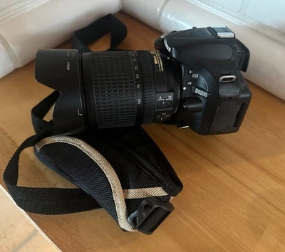 Nikon D5200 Spiegelreflexkamera AF-S DX 18-140 mm VR Objektiv - Bild 1 von 4